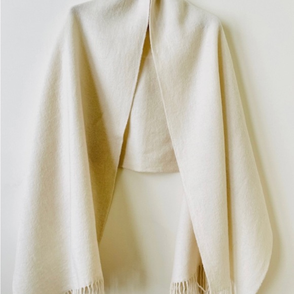 Vintage/Lord and Taylor Accessories - Vintage Lord and Taylor shawl/blanket scarf 100% Italian Wool. Original tag.